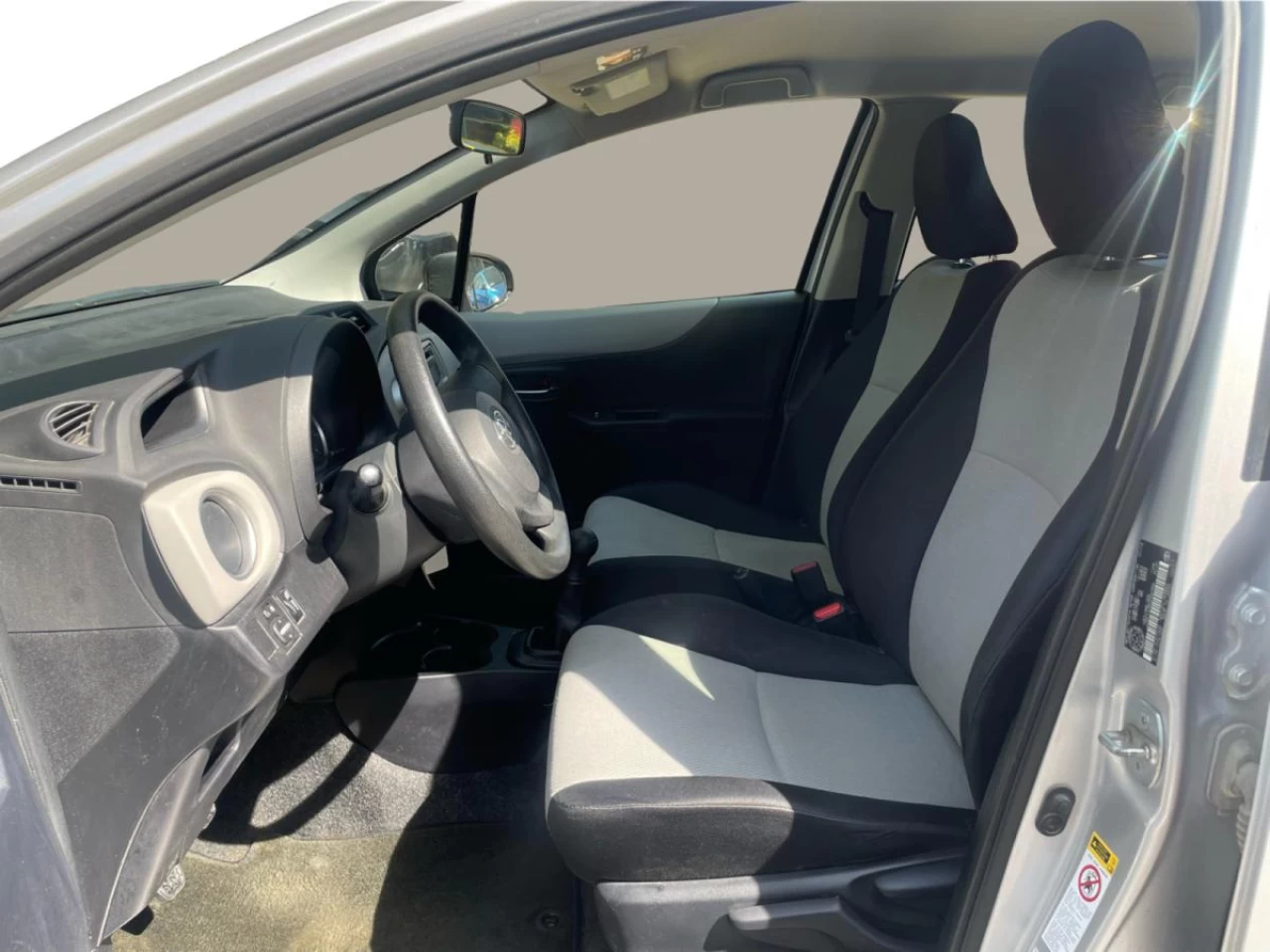 2013 Toyota Yaris 5dr HB Man LE Image principale