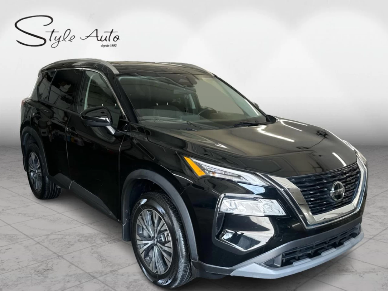 2021 Nissan Rogue AWD SV Main Image