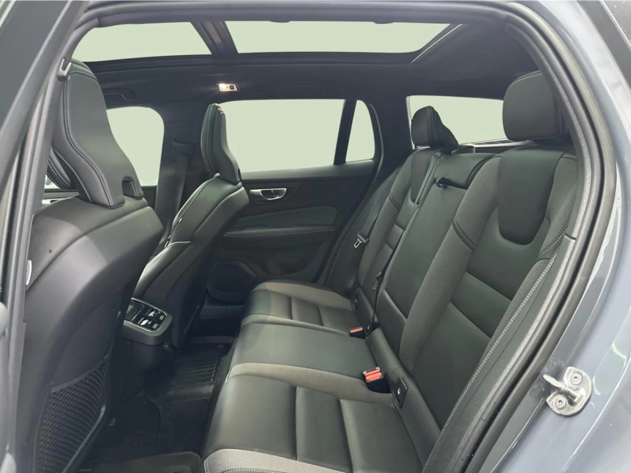 2022 Volvo V60 T6 AWD R-Design Image principale