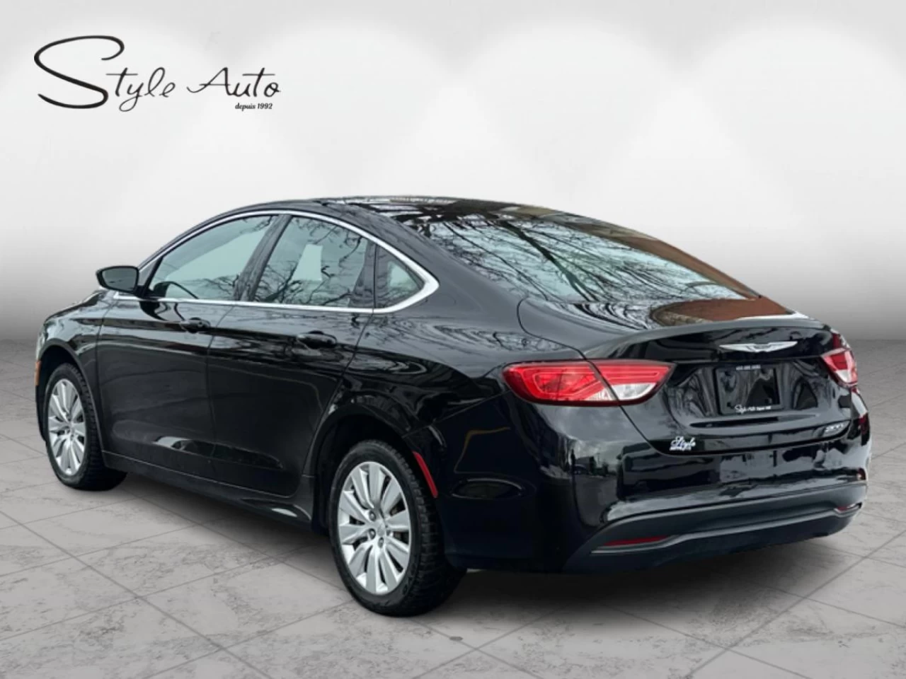 2015 Chrysler 200 4dr Sdn LX FWD Image principale