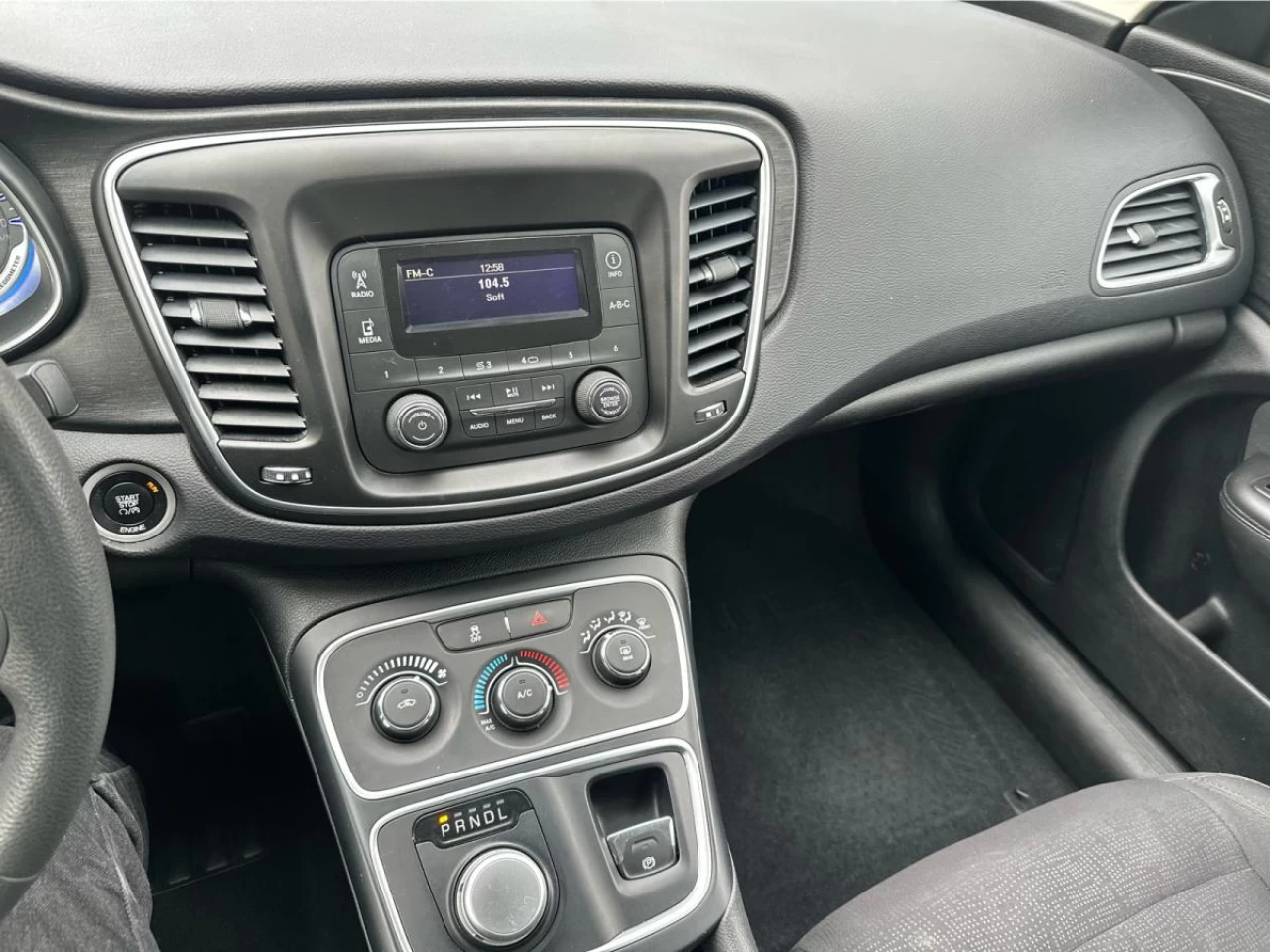 2015 Chrysler 200 4dr Sdn LX FWD Image principale