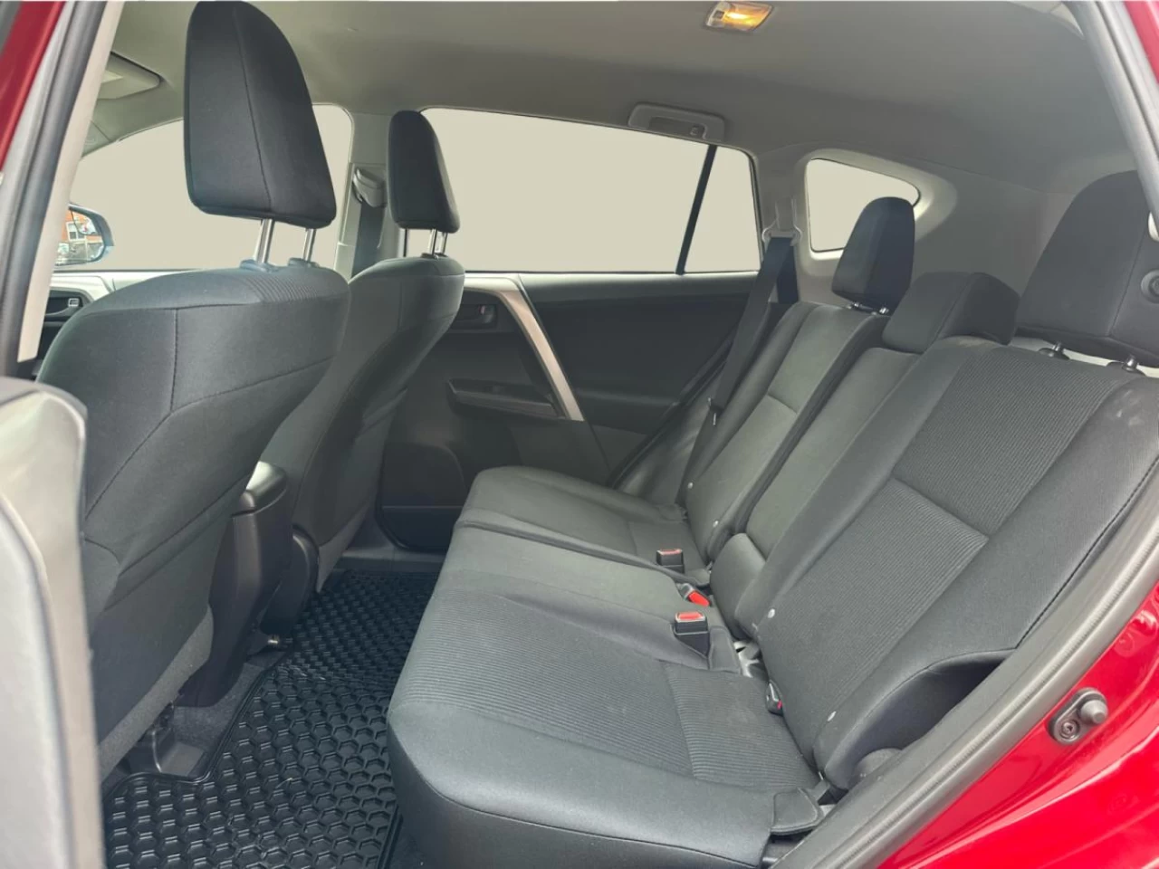 2018 Toyota RAV4 AWD LE Image principale