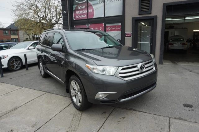 Toyota Highlander 4WD 6 PASS FULLY LOADED LEATHER ROOF CAM 2013