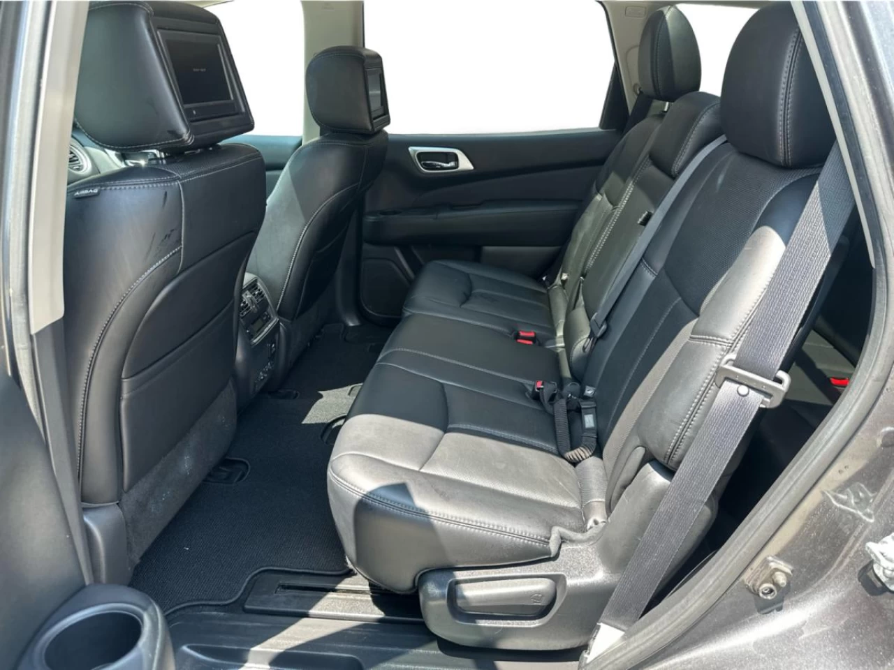 2015 Nissan Pathfinder AWD 7 pass Main Image