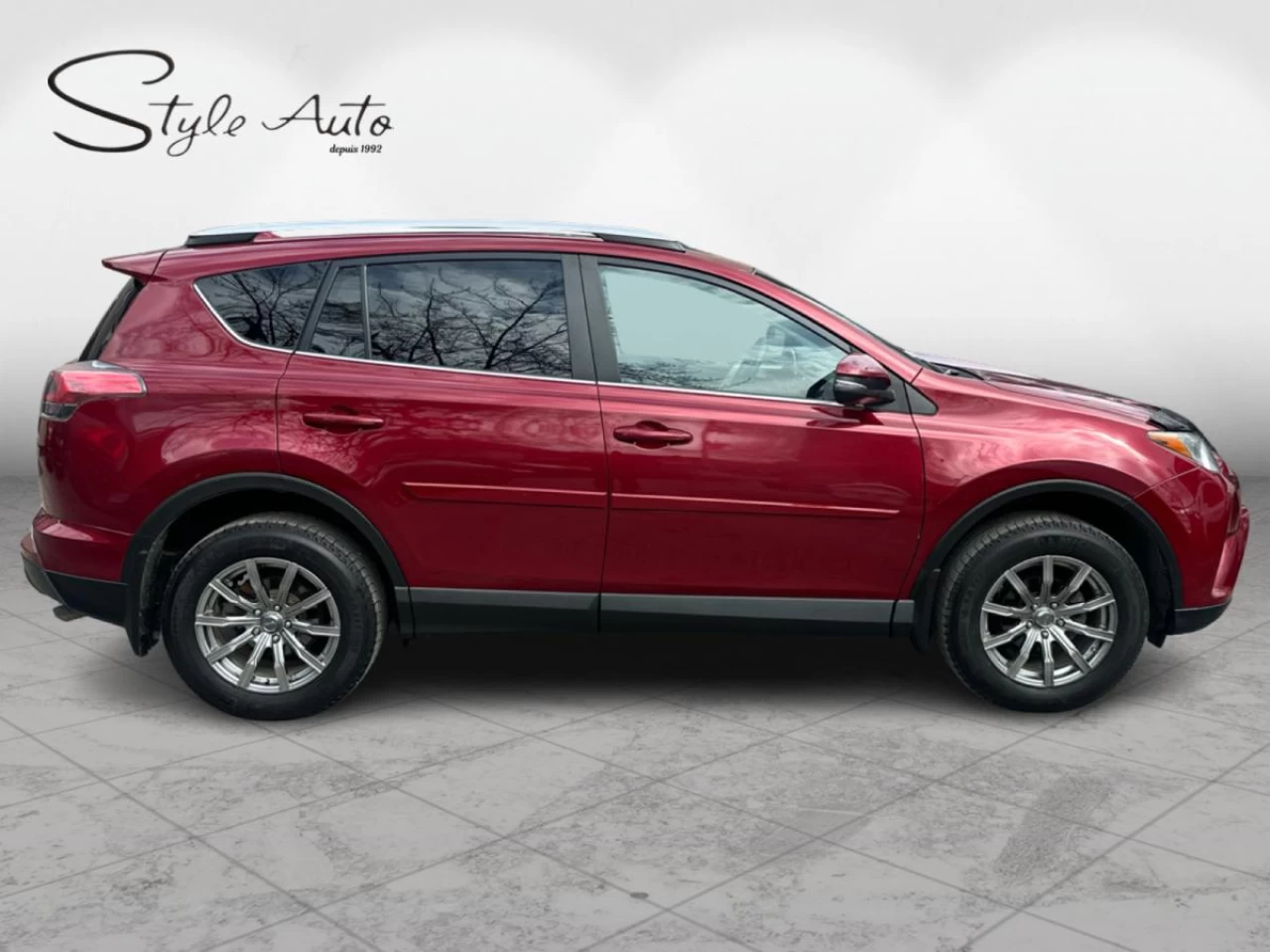 2018 Toyota RAV4 AWD LE Image principale