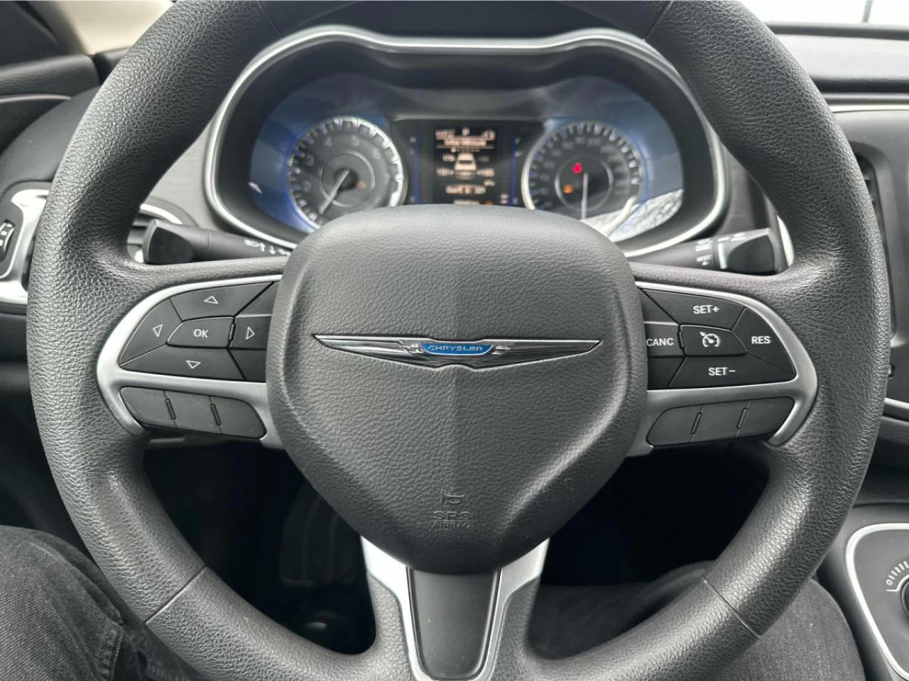 2015 Chrysler 200 4dr Sdn LX FWD Image principale