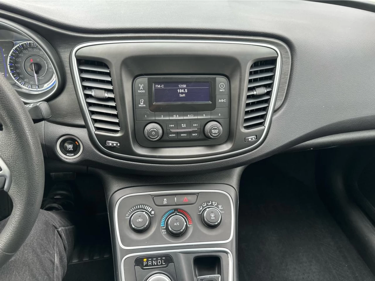 2015 Chrysler 200 4dr Sdn LX FWD Image principale