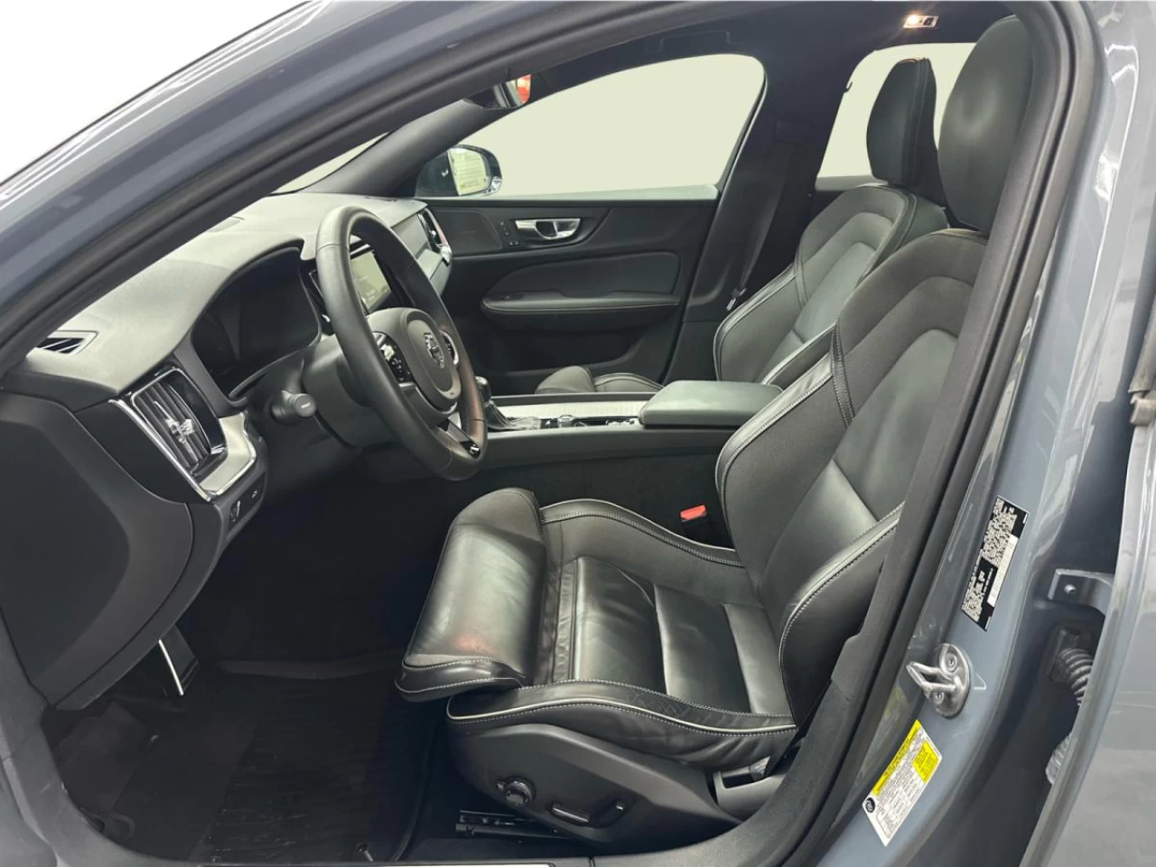 2022 Volvo V60 T6 AWD R-Design Image principale