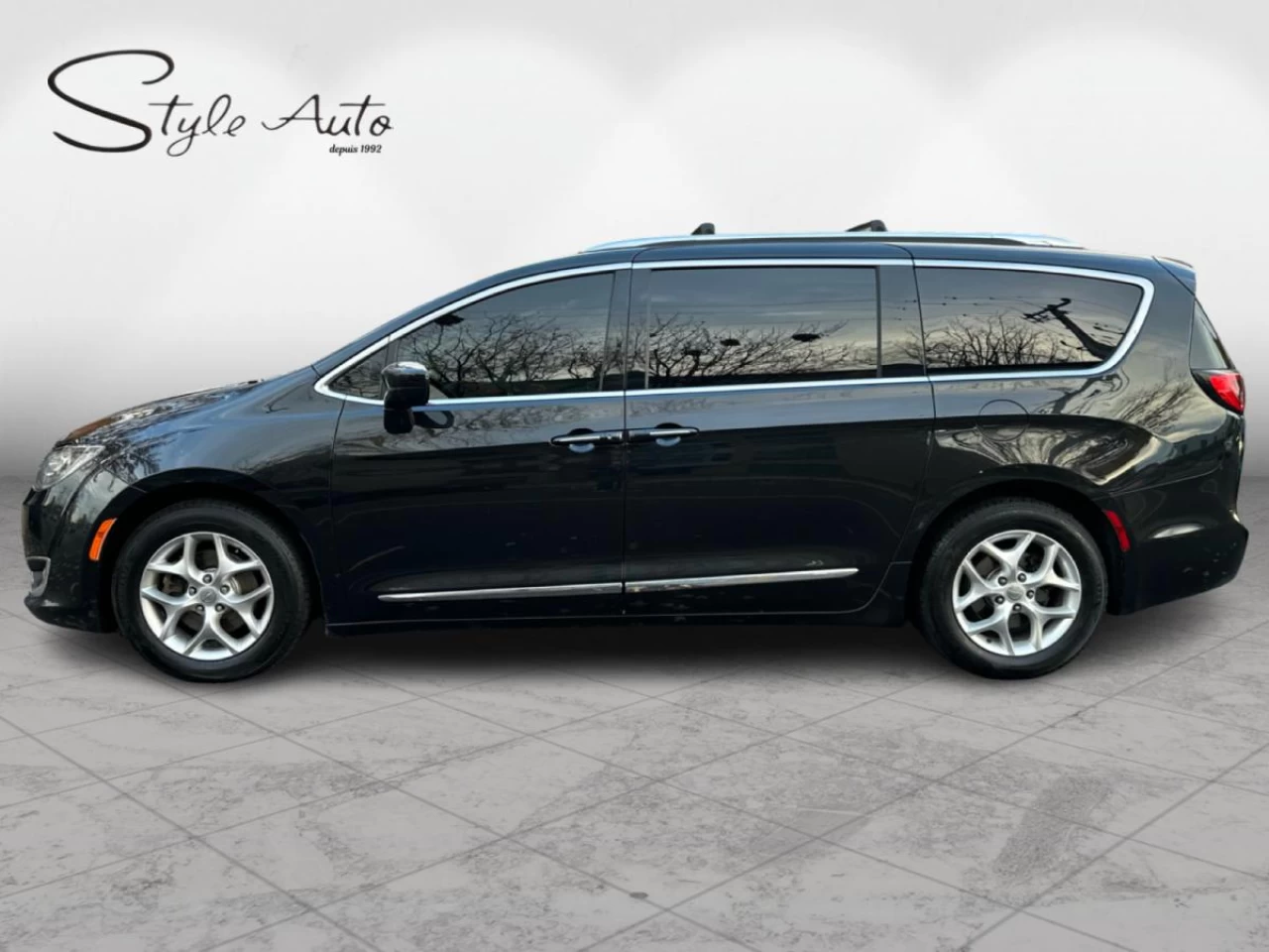 2018 Chrysler Pacifica Touring-L Plus 7 pass Main Image
