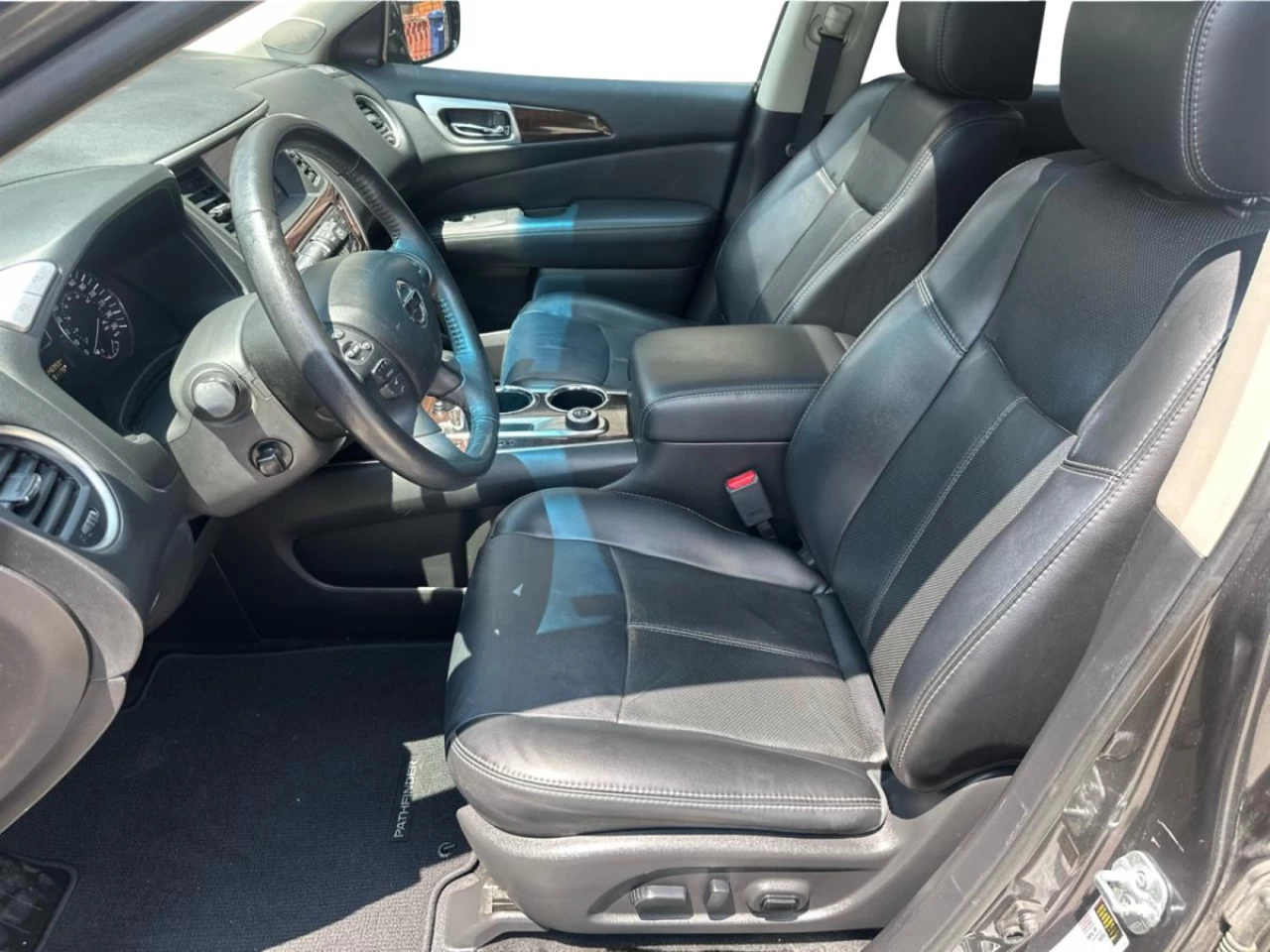 2015 Nissan Pathfinder AWD 7 pass Main Image