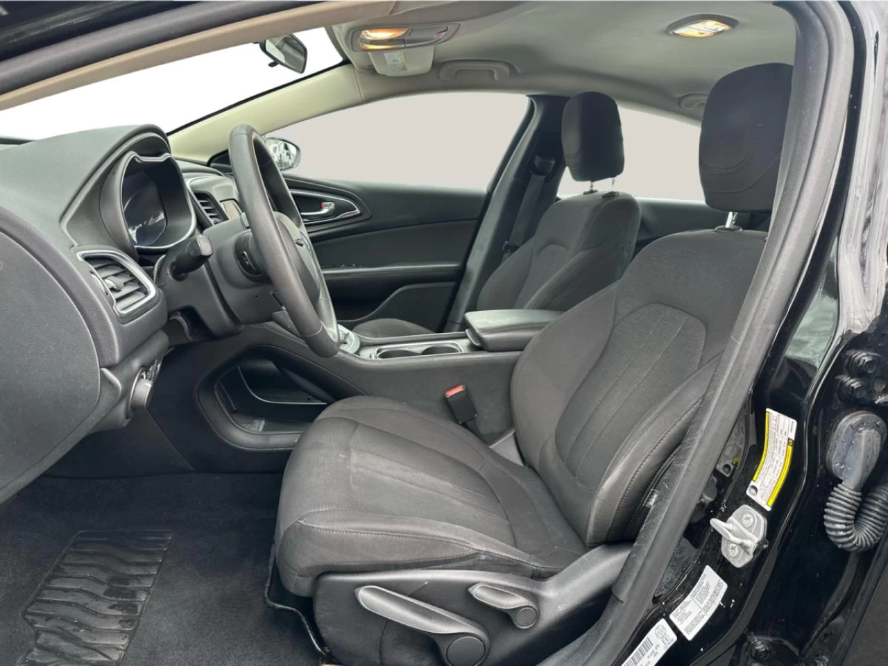 2015 Chrysler 200 4dr Sdn LX FWD Image principale