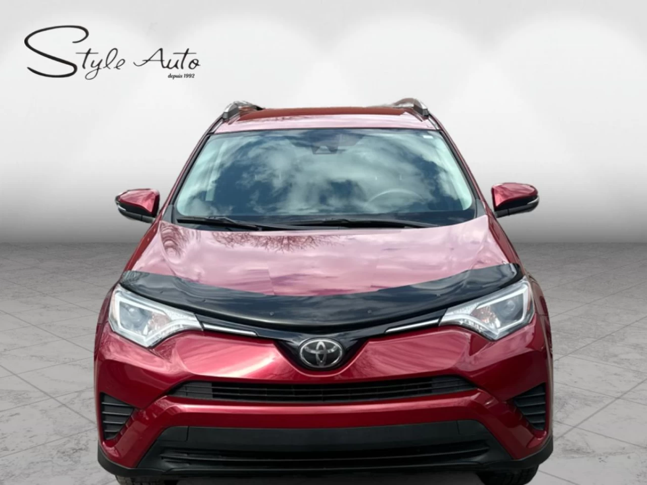 2018 Toyota RAV4 AWD LE Image principale