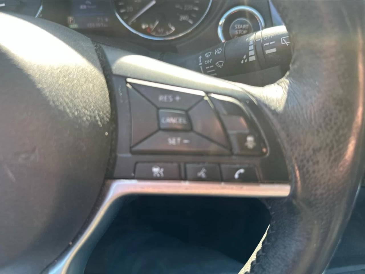 2018 Nissan Rogue AWD SV Image principale