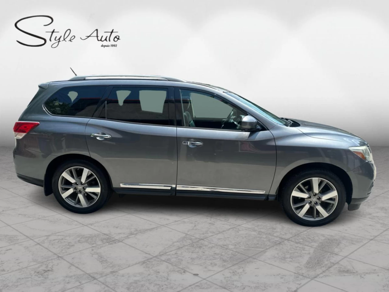 2015 Nissan Pathfinder AWD 7 pass Main Image