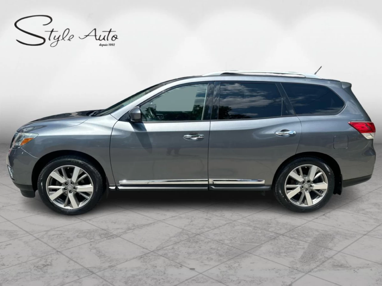 2015 Nissan Pathfinder AWD 7 pass Main Image