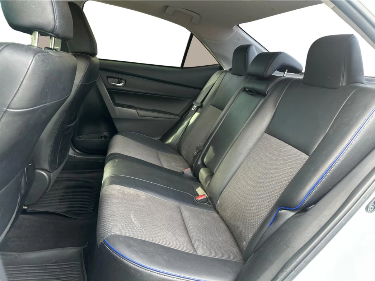 2017 Toyota Corolla 4dr Sdn Man CE Image principale
