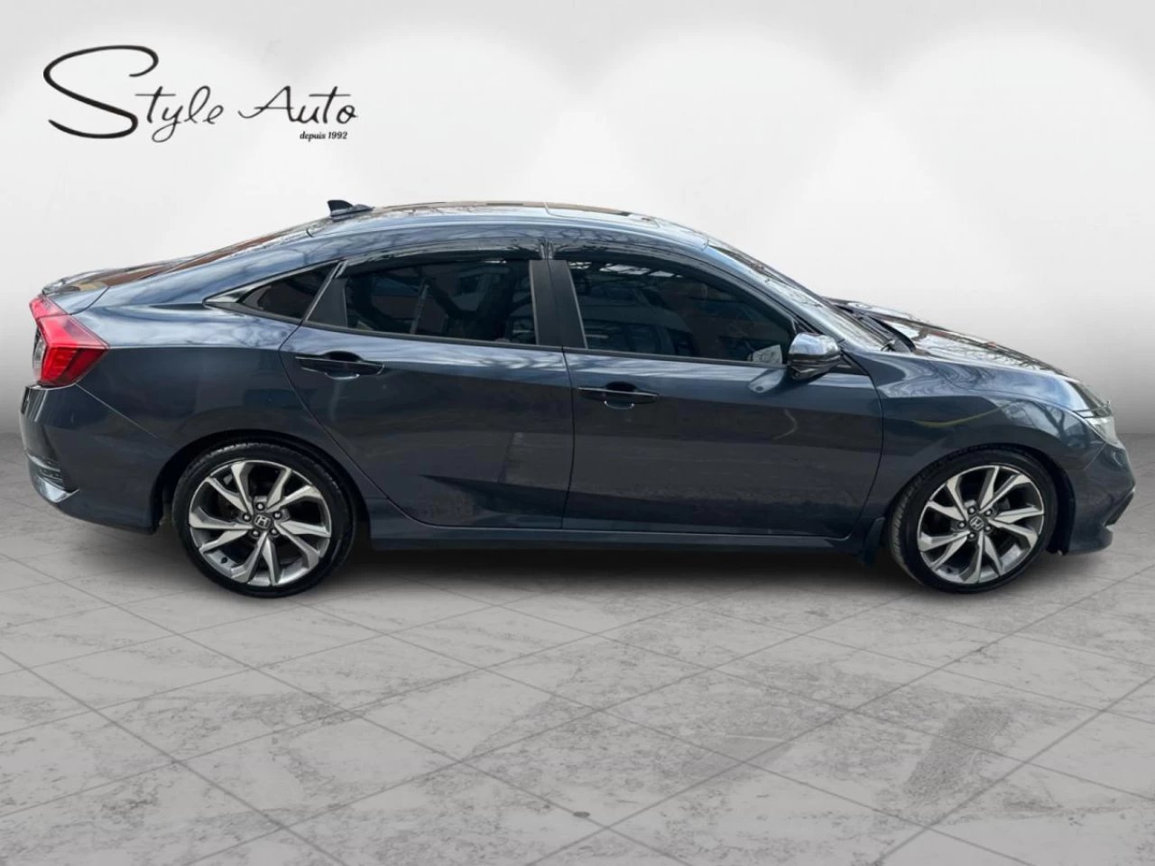 2019 Honda Civic Touring CVT Sedan 2 Sets of Tires Image principale