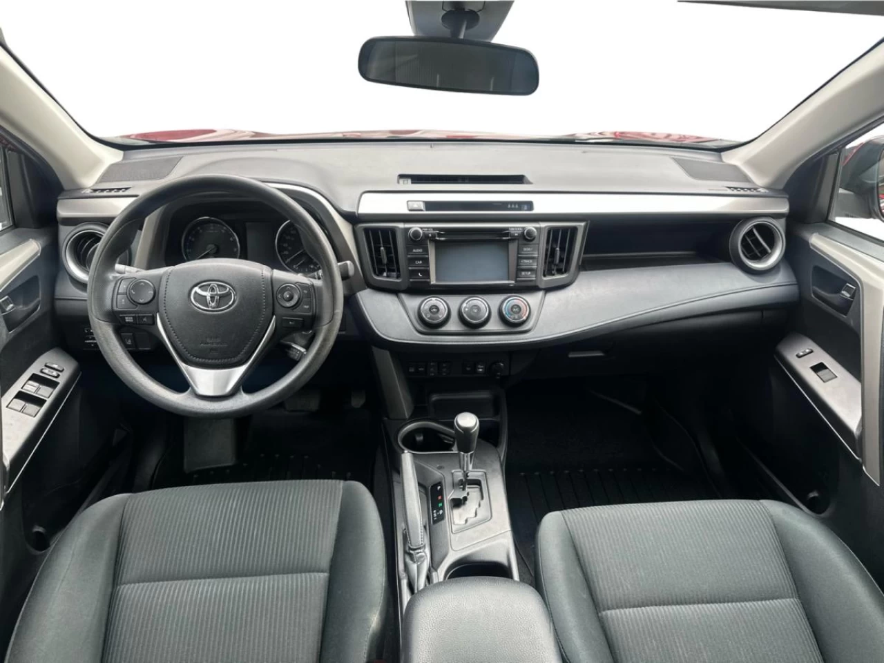 2018 Toyota RAV4 AWD LE Image principale