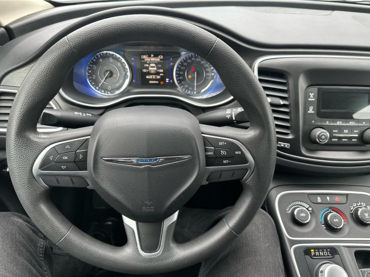 2015 Chrysler 200 4dr Sdn LX FWD Image principale