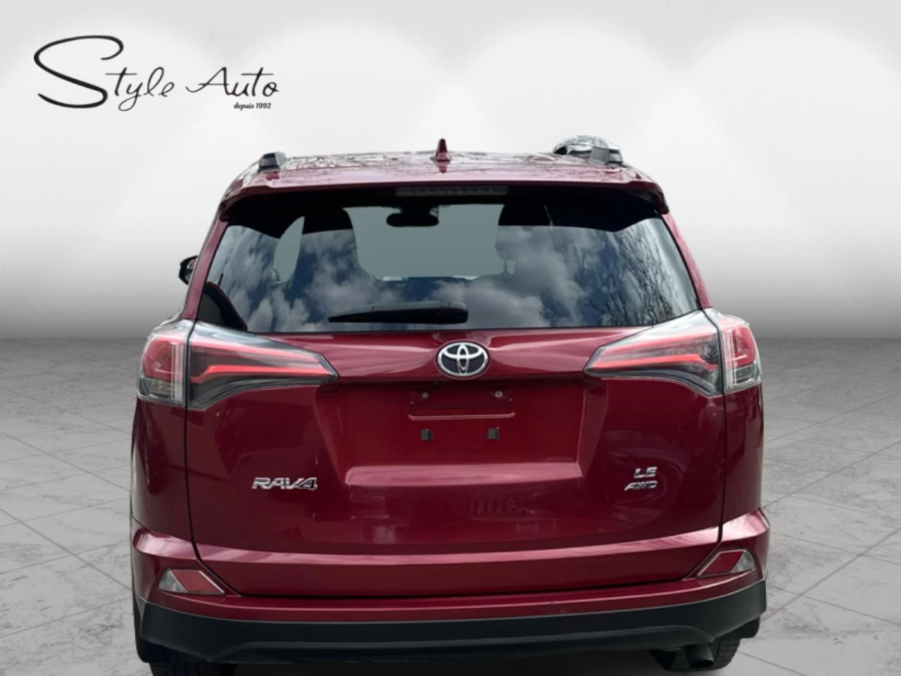 2018 Toyota RAV4 AWD LE Image principale