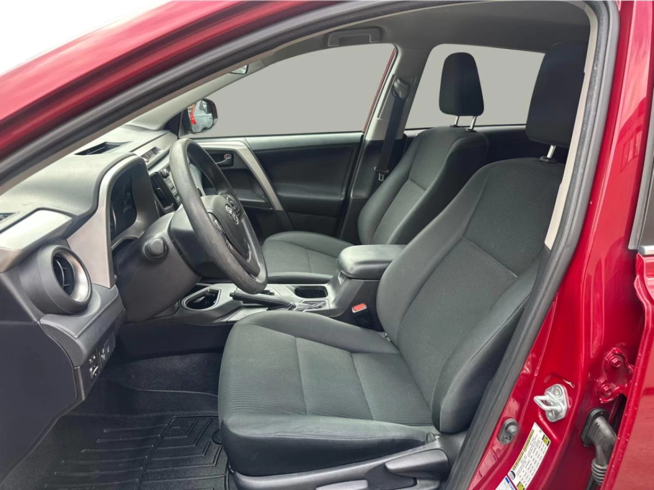 2018 Toyota RAV4 AWD LE Image principale