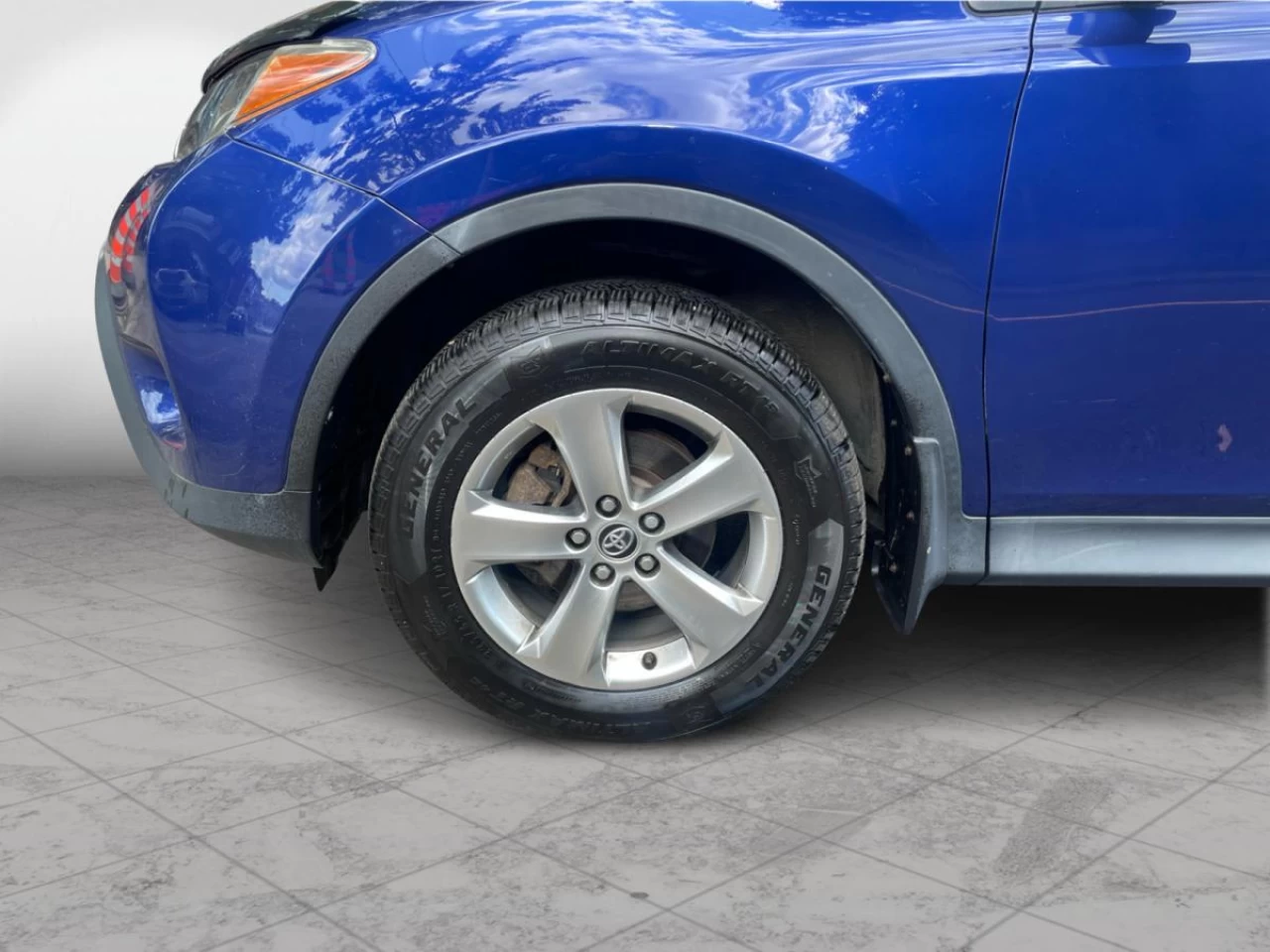 2015 Toyota RAV4 AWD 4dr XLE Main Image