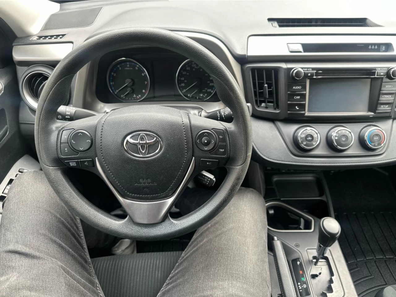 2018 Toyota RAV4 AWD LE Image principale