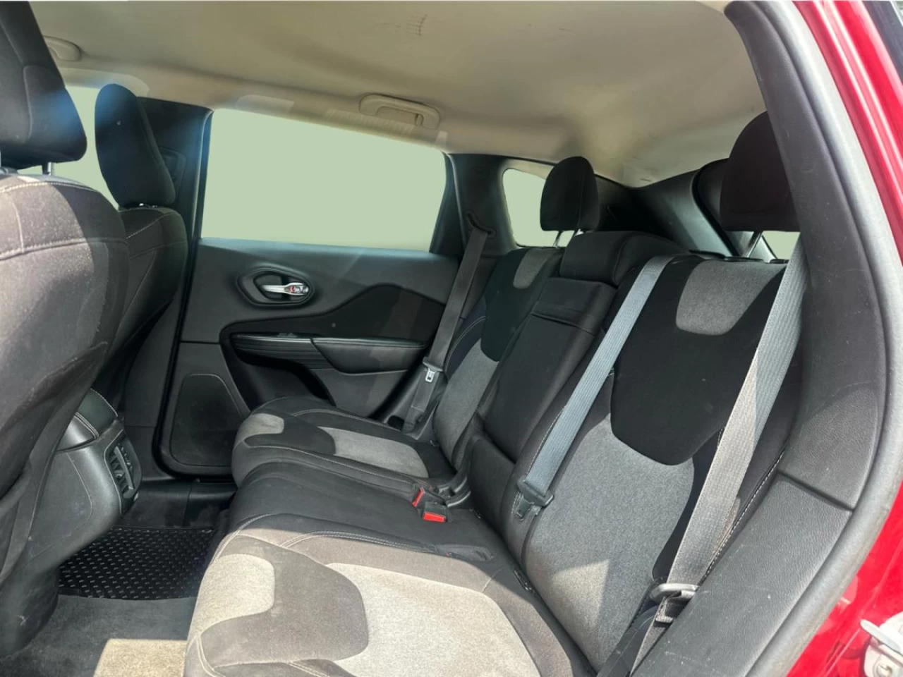 2015 Jeep Cherokee FWD 4dr Sport Image principale