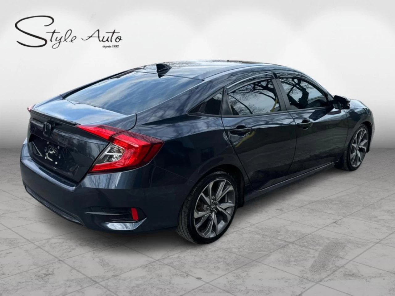 2019 Honda Civic Touring CVT Sedan 2 Sets of Tires Image principale