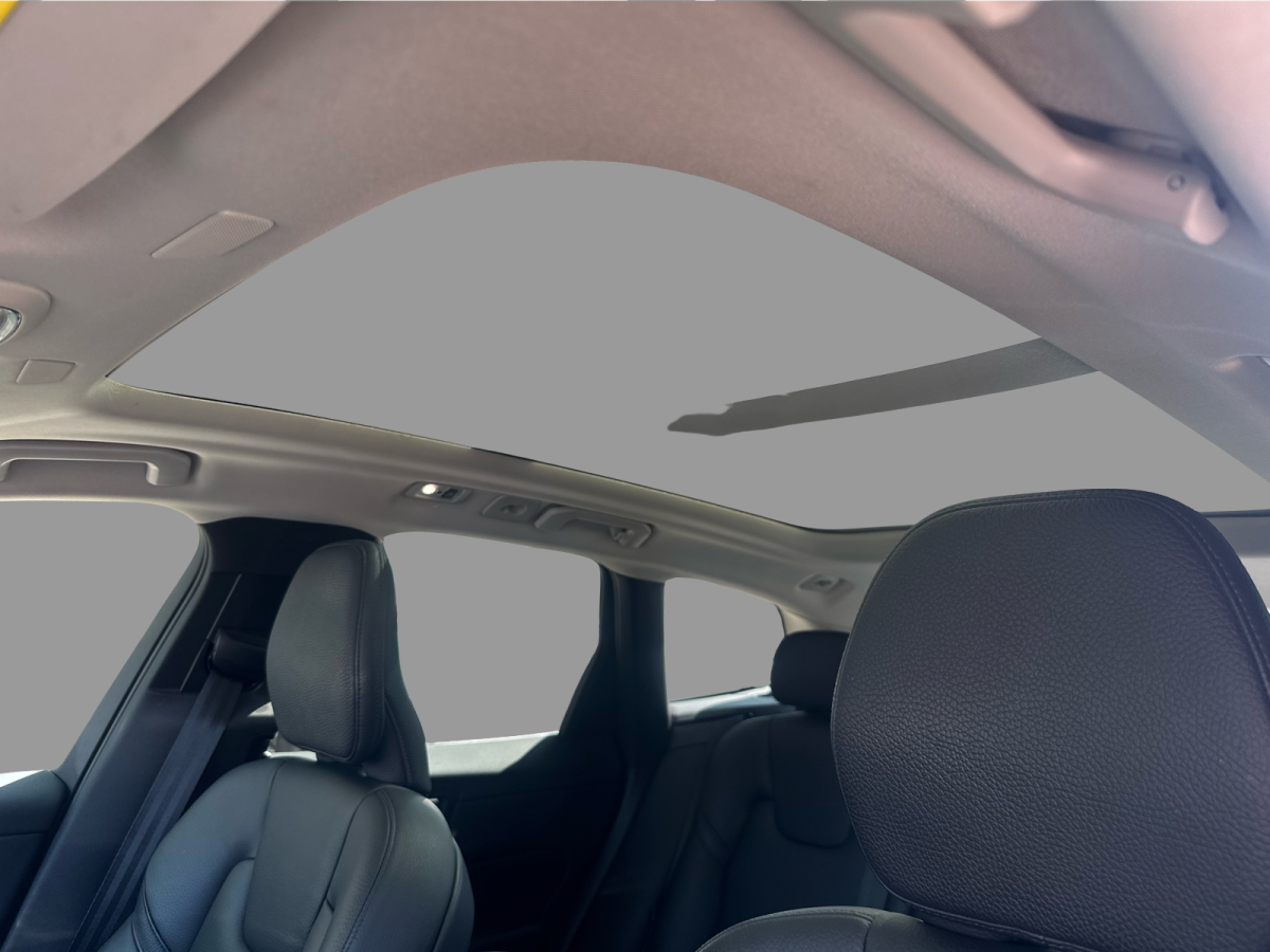 2021 Volvo XC60 T6 AWD Momentum Main Image