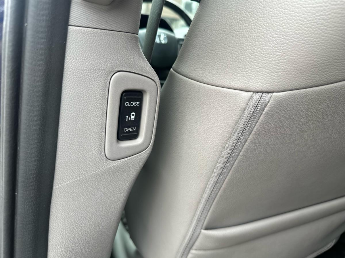 2017 Honda Odyssey EX-L  8 passengers with Rear Entertainment System Main Image