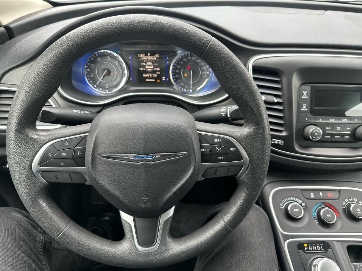 2015 Chrysler 200 4dr Sdn LX FWD Image principale