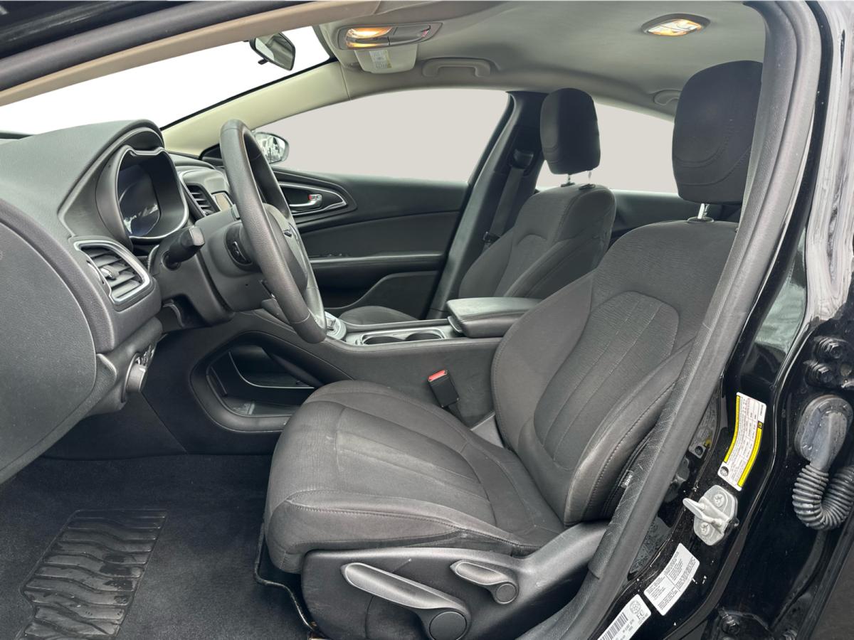 2015 Chrysler 200 4dr Sdn LX FWD Image principale