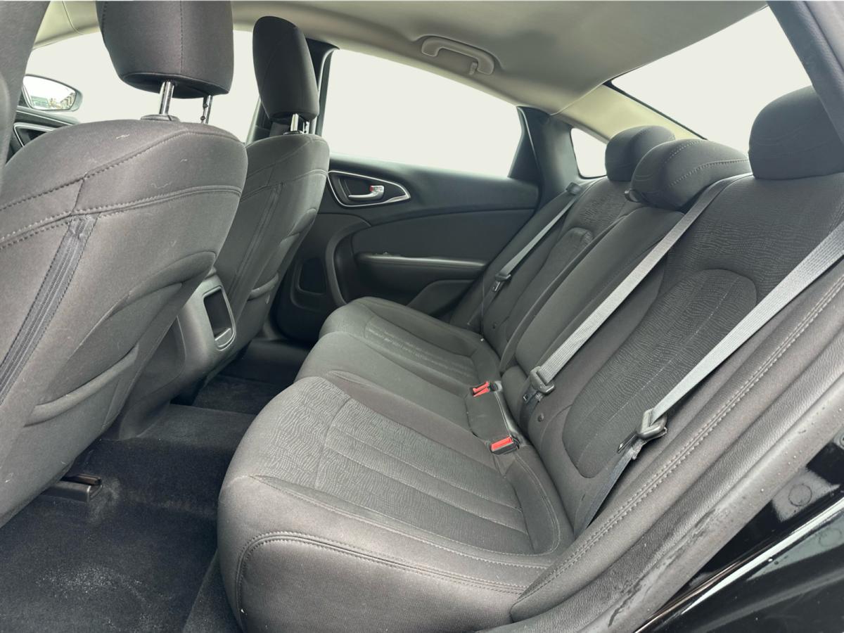 2015 Chrysler 200 4dr Sdn LX FWD Image principale