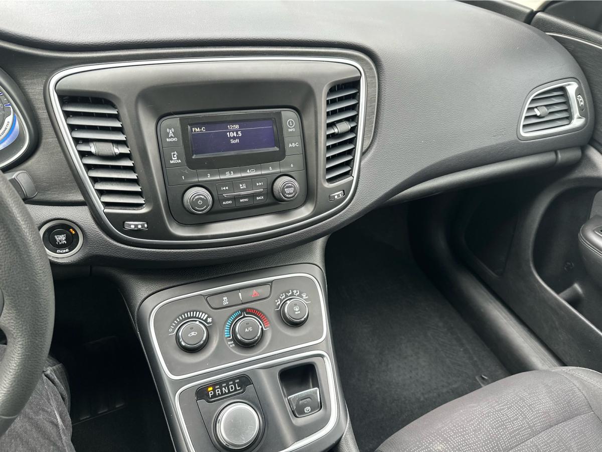 2015 Chrysler 200 4dr Sdn LX FWD Image principale