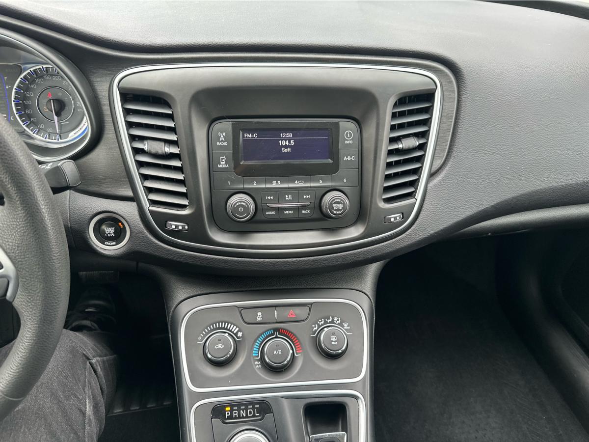 2015 Chrysler 200 4dr Sdn LX FWD Image principale