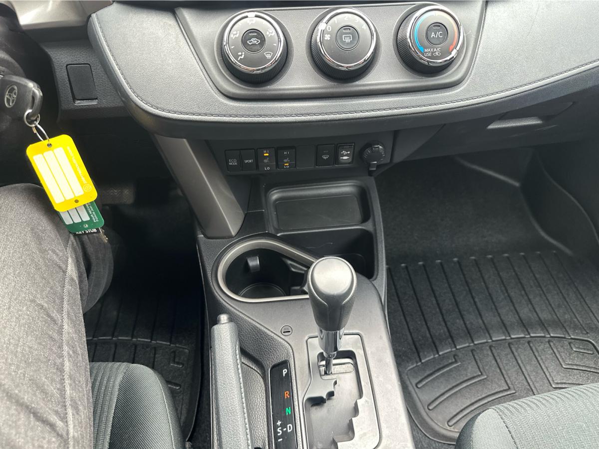 2018 Toyota RAV4 AWD LE Image principale